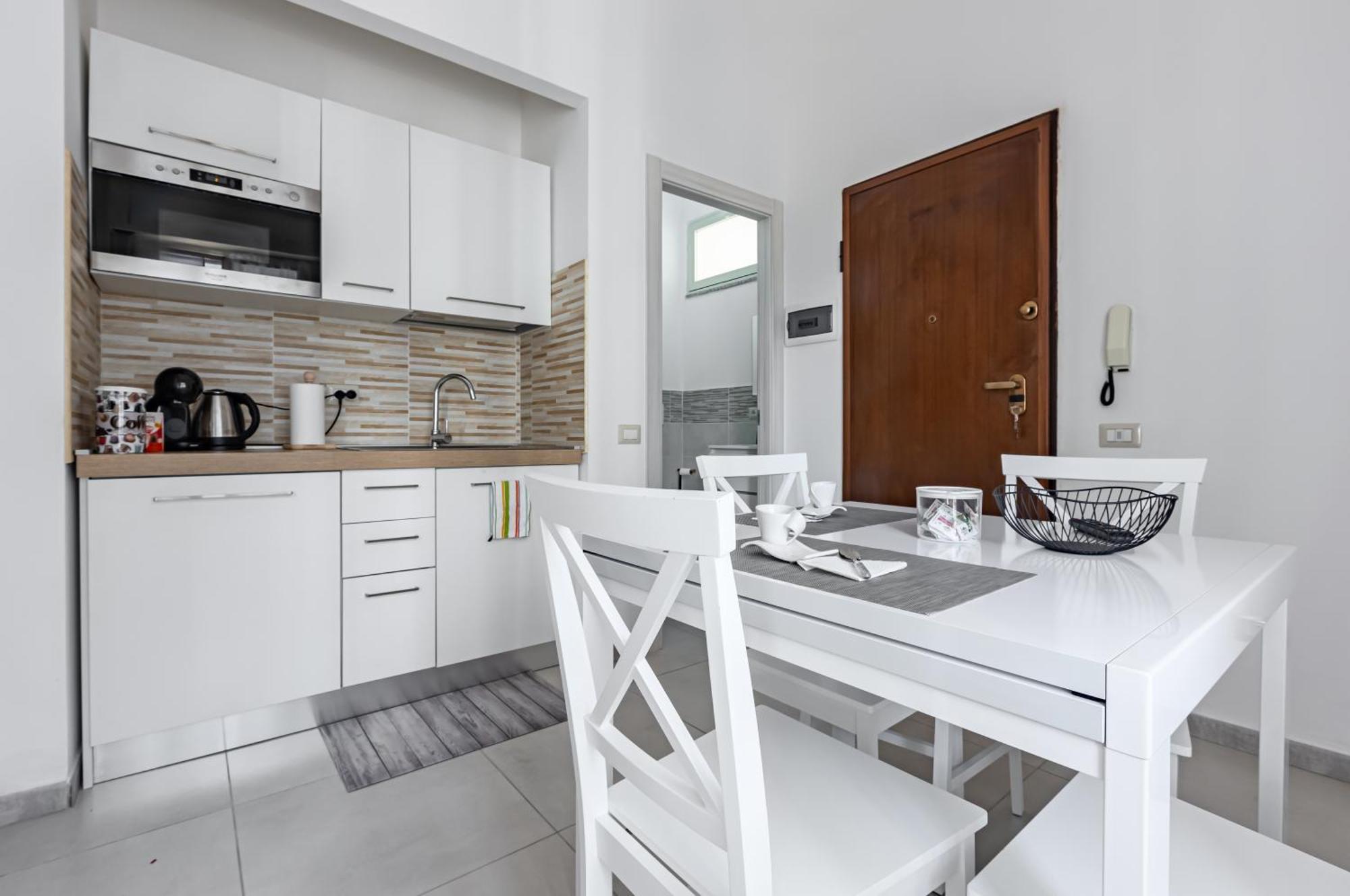 Comfy Close To The Station With Courtyard *