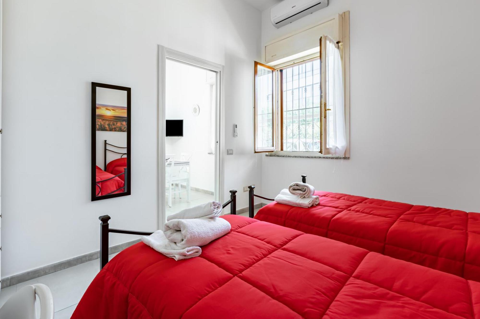 Comfy Close To The Station With Courtyard