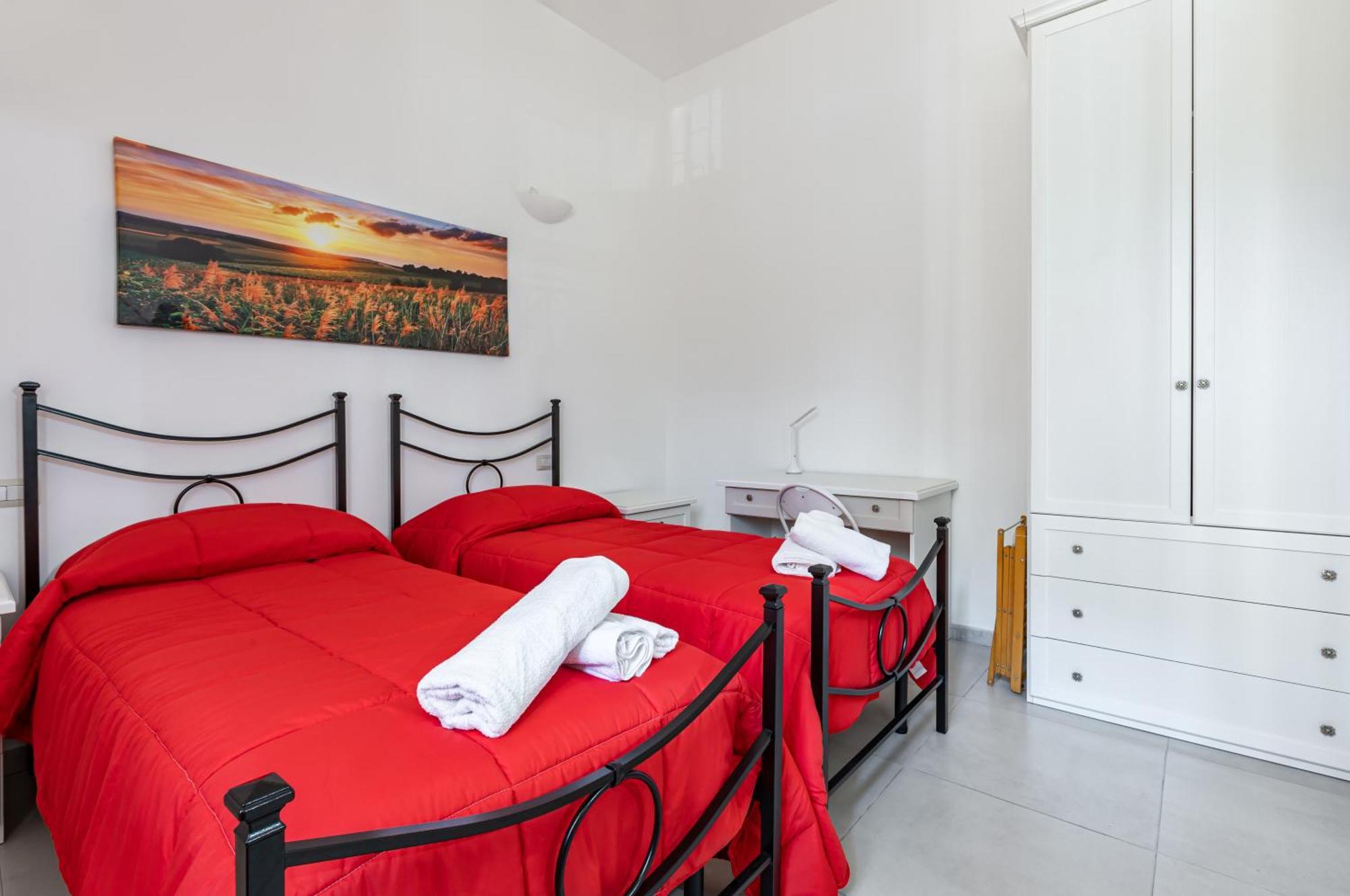Comfy Close To The Station With Courtyard Appartamento *