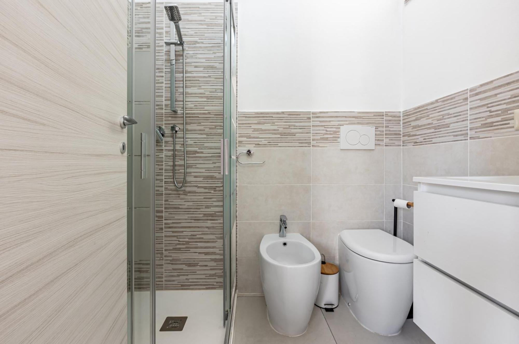 Comfy Close To The Station With Courtyard *