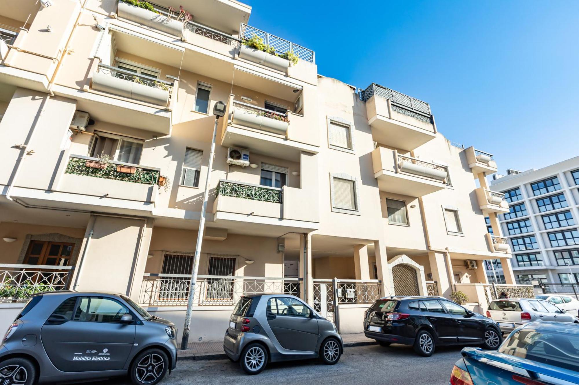 Comfy Close To The Station With Courtyard Appartamento